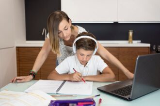 Zalety i wady edukacji domowej dla dzieci szkolnych