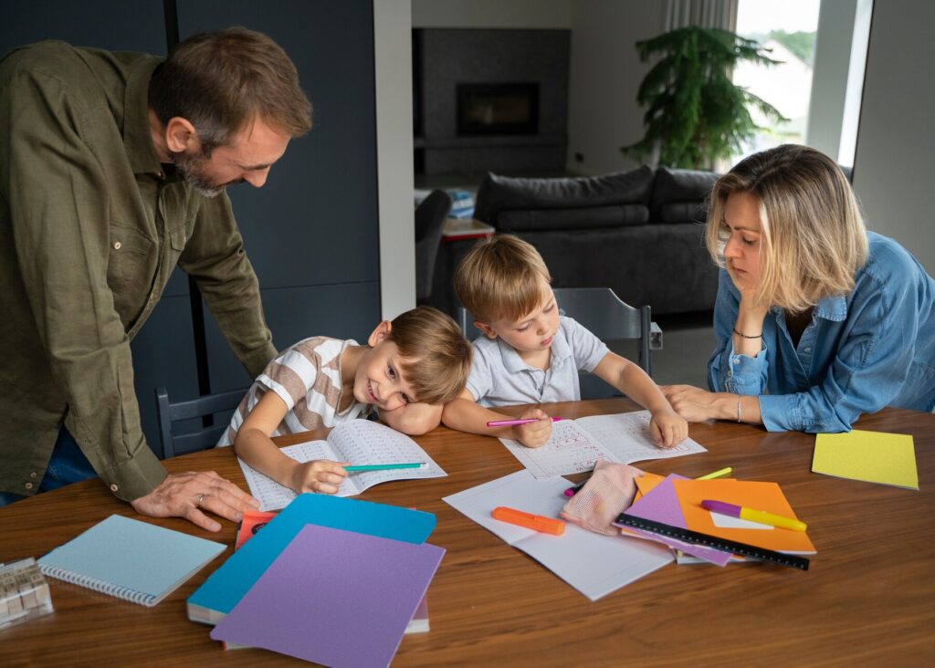 Pomoce edukacyjne do domu - jak pomóc dziecku w nauce?