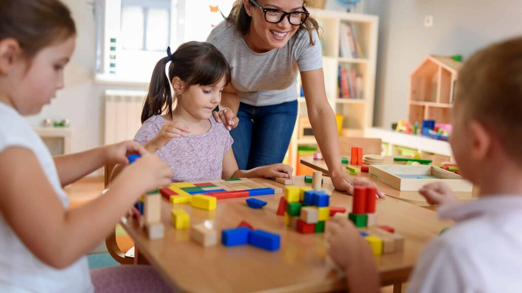 Co to jest edukacja Montessori i kiedy warto ją wybrać dla dziecka?