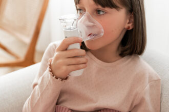 Nocny płacz z powodu zatkanego nosa, trudności z jedzeniem, przerwany sen