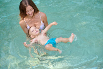 pierwsza wizyta na basenie z małym dzieckiem