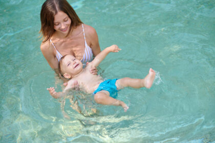 pierwsza wizyta na basenie z małym dzieckiem